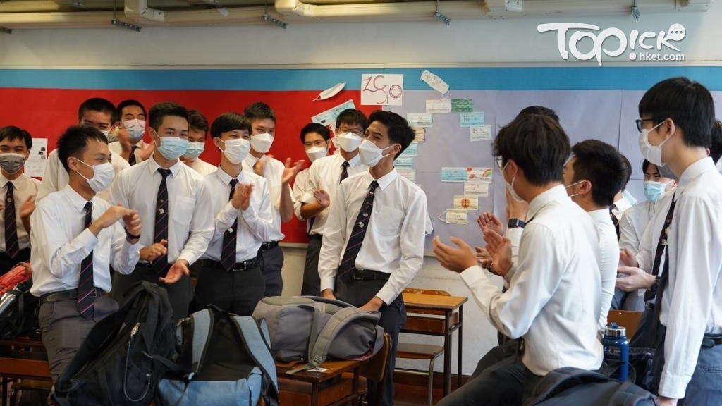 喇沙書院狀元張殷碩（圖中）指港區國安法實施後感覺社會變得安定，又不認同以移民逃避問題。（文子健攝）