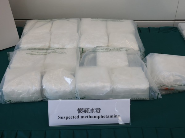 海關截查一名25歲男子時,在他攜帶的行李箱中發現該批懷疑冰毒收藏於茶葉包裝袋內。
