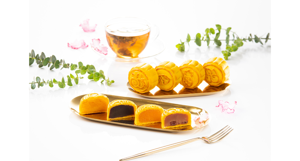 四款月餅口味從左至右排列：柑桔奶黃月餅、紫甘薯月餅、鳳梨月餅、蔓越莓月餅。
