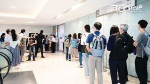 上周二（7月26日）中一派位放榜，當日有學校派教師到觀塘教育局搶收新移民學生。（資料圖片）