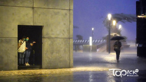 受熱帶低氣壓的廣闊外圍雨帶影響，本港今明兩日都會有大驟雨 、雷暴及猛烈陣風。(陳國峰攝)