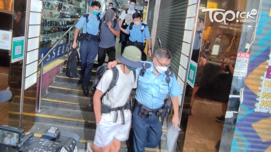 尖沙咀極限運動墮樓現場，警方帶走2名同行友人及死者背包。（曾秋文攝）