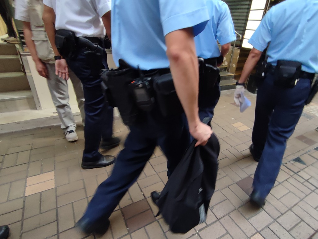 警方帶走死者背包。（曾秋文攝）