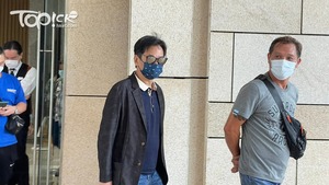 被告程偉明(左)今否認暴動等罪開審。梁錦麟攝