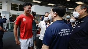 李家超到訪體院與運動員交流，稱有助《施政報告》諮詢工作。（李家超Facebook）