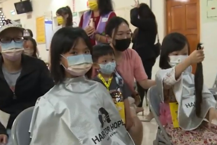 8歲張沛沂心痛媽媽患癌接受治療變掉頭髮。（TVBS影片截圖）
