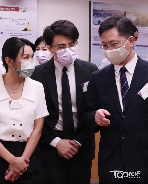 黃穎君(左)當年在前創新及科技局局長薛永恒(右)手上接過畢業證書。