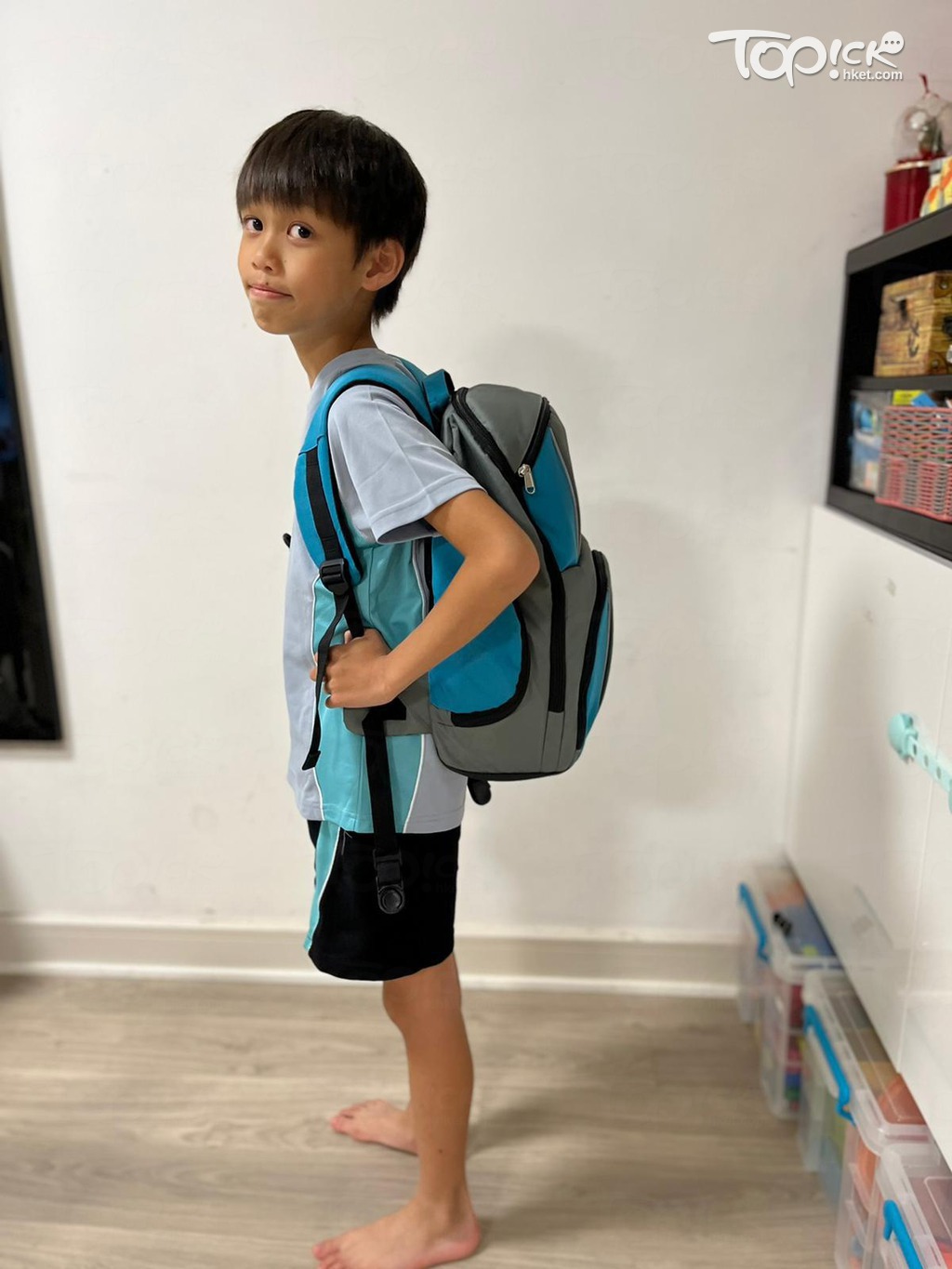 Max輕鬆揹書包，唔使打開都知道好輕。