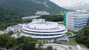 科大逸夫演藝中心外形圓渾，與大學周遭角形建築物截然不同。（林宇翔攝）