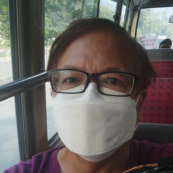 K Kwong下午再在社交網站發文表示,正乘車前往竹篙灣中,全車有9人,更形容「成車D人都咳」。