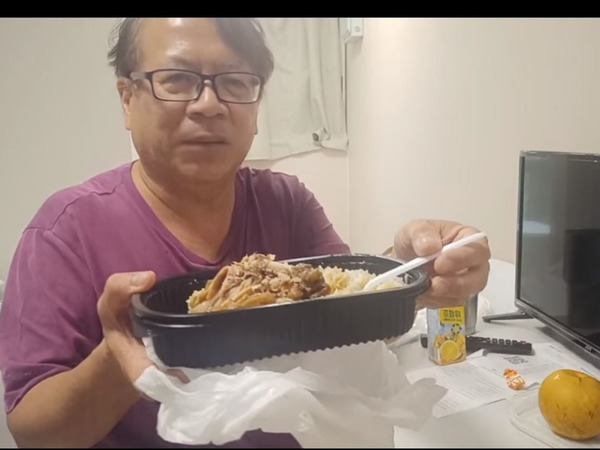 k kwong晚上facebook直播竹篙灣用膳。