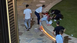 有人被襲後渾身浴血。（Facebook 香港突發事故報料區及討論區）