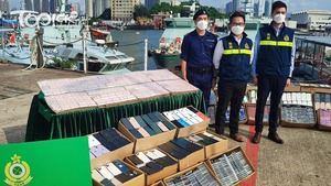 涉走私今晚六合彩彩票至內地轉賣，海關偵破千萬走私案拘2內地男。（曾秋文攝）