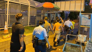 警方今晨於香港仔市場反非法勞工，截查416人拘4名內地漢。（警方提供）