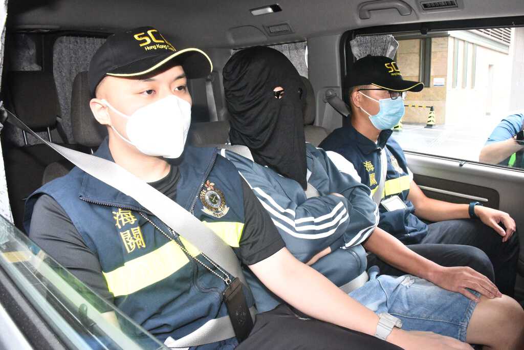 海關今早（29日）於荃灣拘捕一對涉案夫婦。