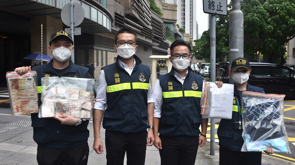 海關今早（29日）於荃灣拘捕一對涉案夫婦。