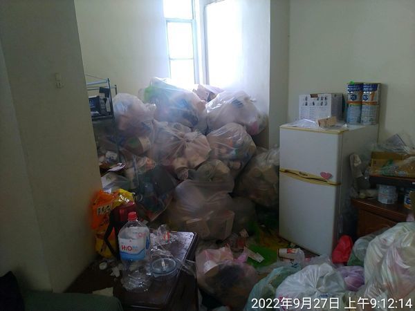 出租單位內環境髒亂,垃圾堆滿地,全屋最井然有序的地方便是雪櫃頂。(爆料公社)