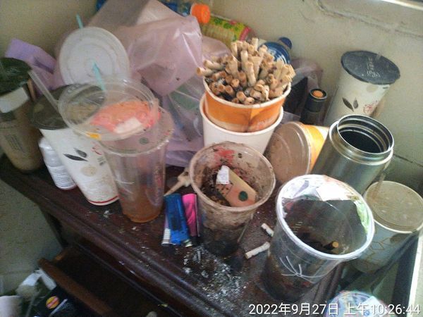 煙頭數量驚人,堆滿了整個紙杯。(爆料公社)