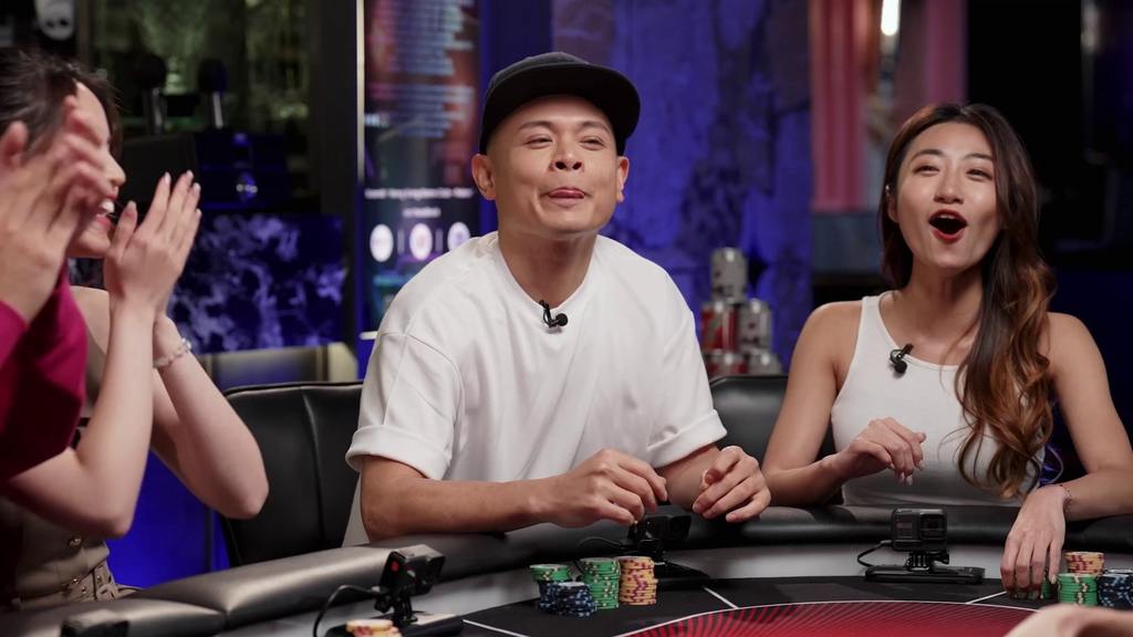 側田被安排坐在兩位靚女J2ers Amber（左）及Jojo（右）中間。