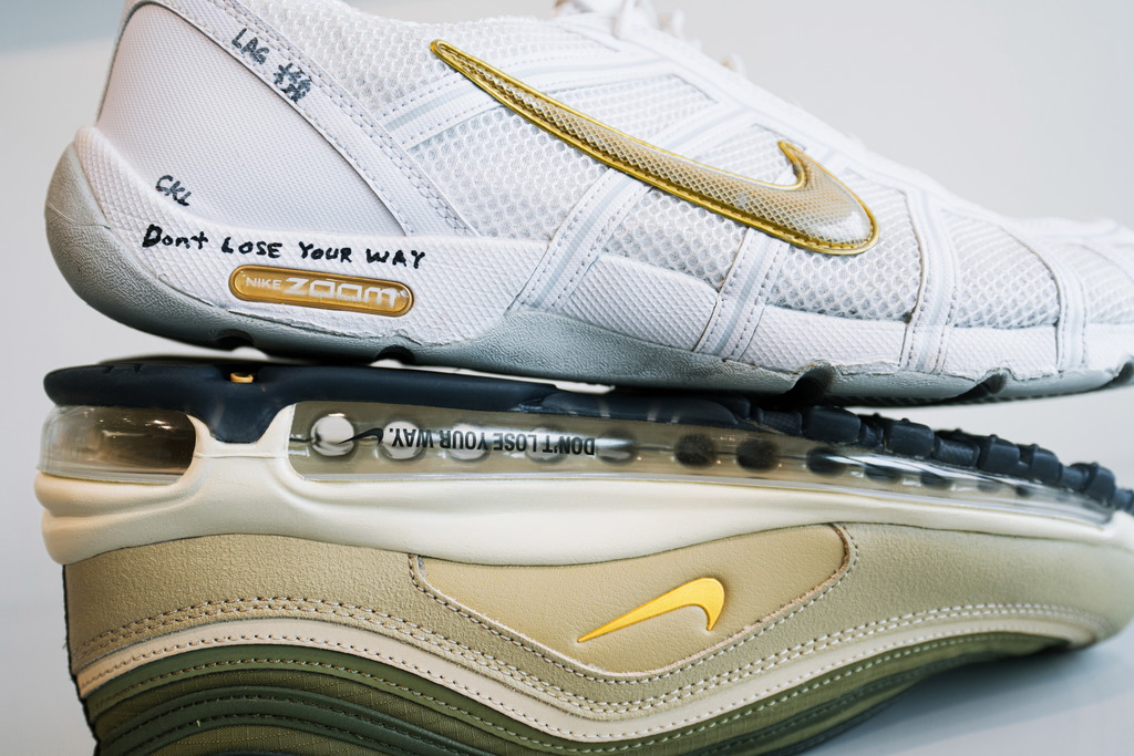 張家朗的劍擊鞋和他的別注版Air Max 97 都有著相同的語句。前者當然是他自己寫上。（圖片品牌提供）