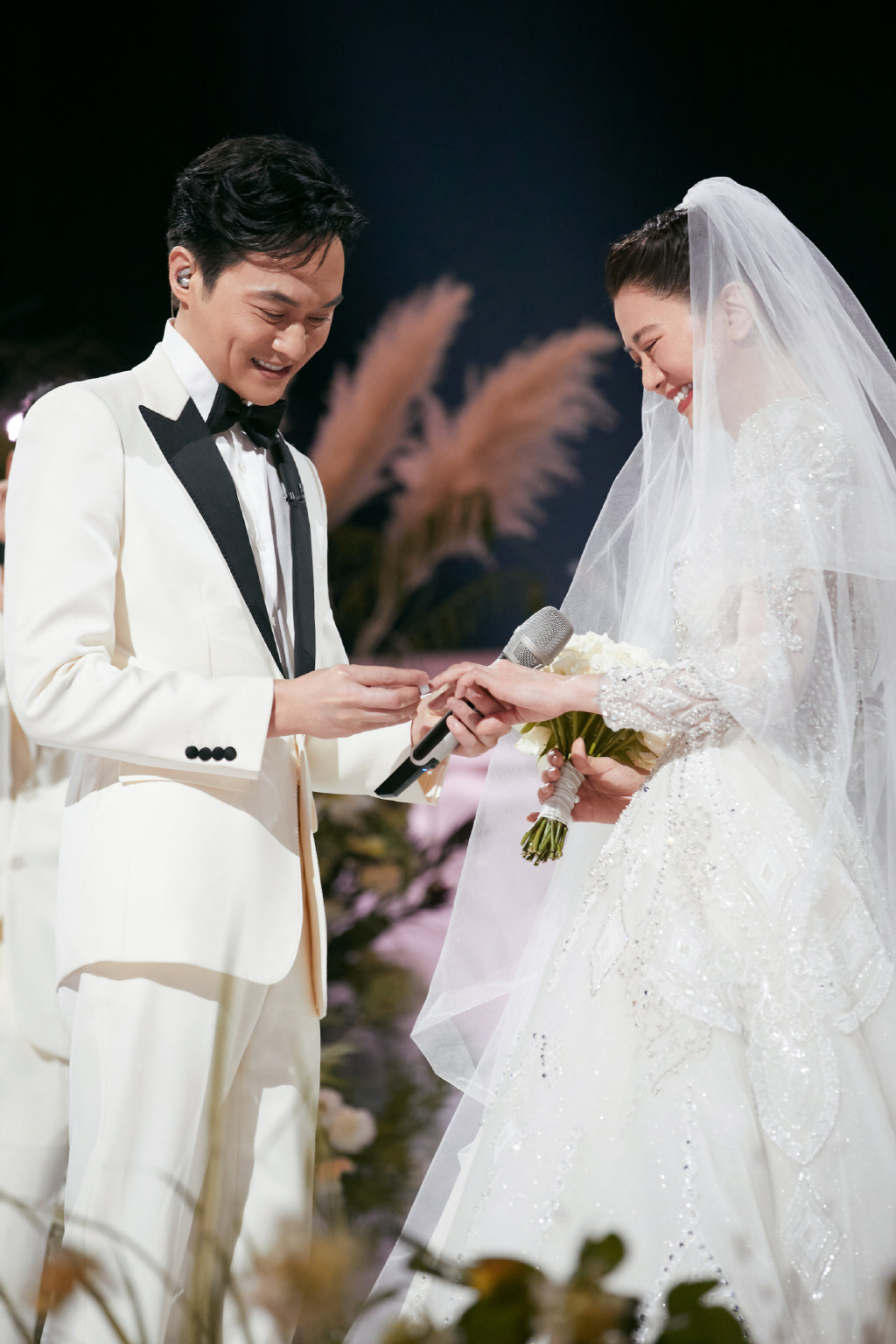 張智霖早前於內地節目內補辦婚禮。（取自微博）
