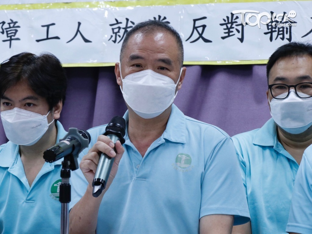 香港建造業總工會理事長黃平（中）。（陳永康攝）