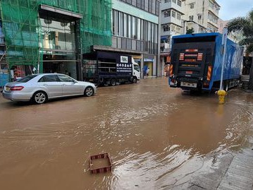 九龍城衙前塱道爆水管,泥水波及行人路及馬路。(Facebook 香港突發事故報料區)