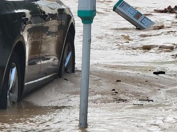 九龍城衙前塱道爆水管,泥水波及行人路及馬路。(Facebook 香港突發事故報料區)