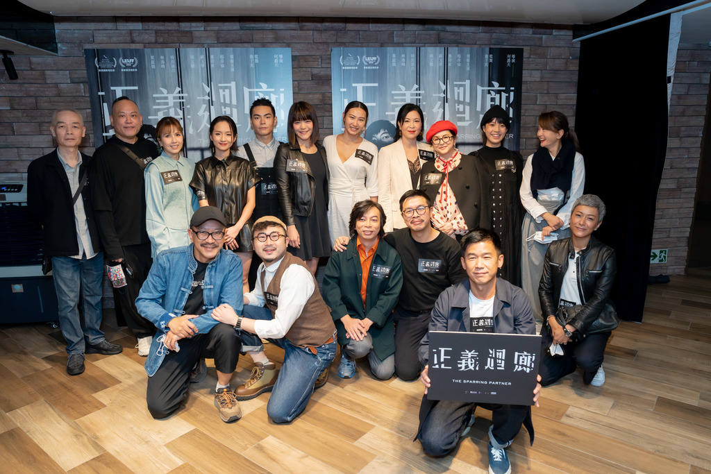《正義迴廊》演員大合照。