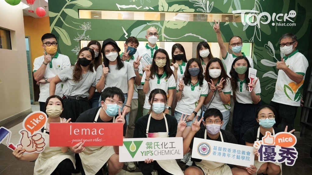 各學員在大家有份參與繪畫的壁畫前，與各導師和師傅齊齊留影。(被訪者提供)