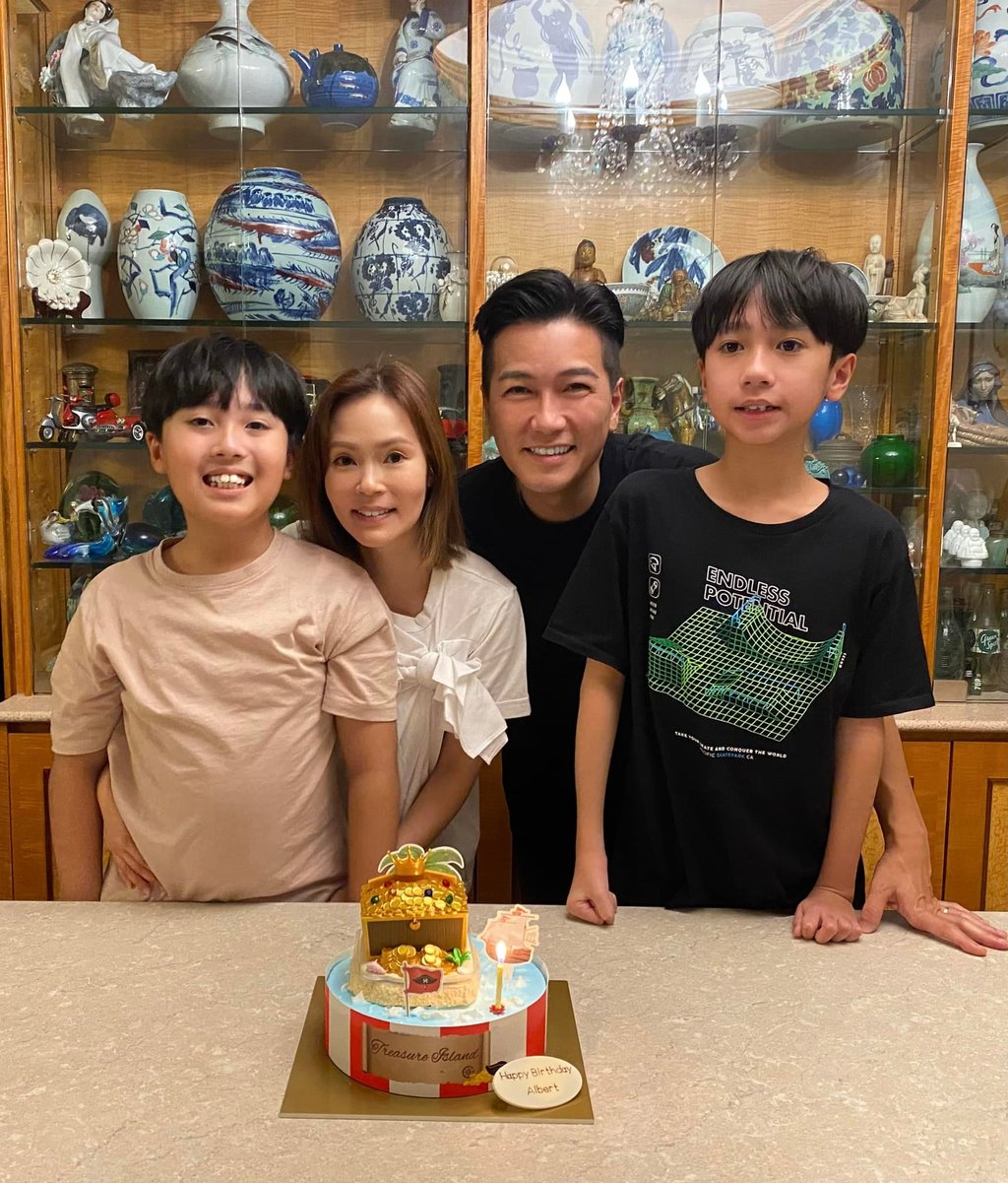 區永權一家四口感情很好，兩兄弟今年為爸爸慶祝生日。（被訪者提供）