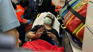 女子長沙灣消防局對開天橋危站，消防員即衝出及時救回。