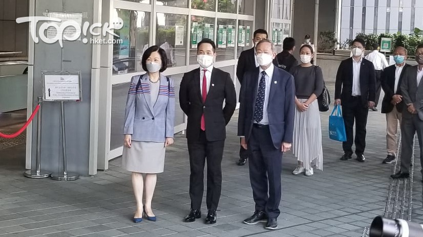 何敬康宣佈參選（中）。（關景騰攝）