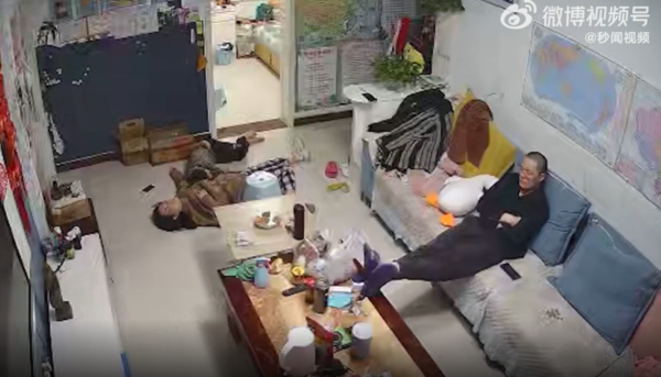 丈夫不聞不問,繼續看電視。(微博影片截圖)