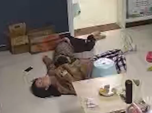 女兒嚇得只能躺在母親旁。(微博影片截圖)