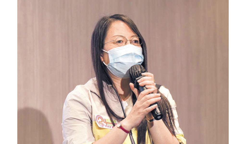 《即時通》計劃會員王小姐表示，在疫情下的困難日子，每晚都會致電熱線。