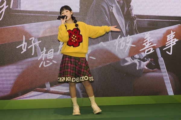 炎明熹於活動唱《好想約你》。