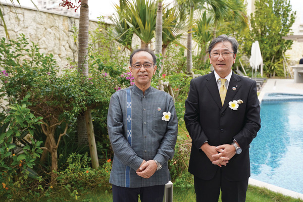 沖繩觀光會議局會長下地芳郎(左)及沖繩縣酒店業協會坂本公敏(右)表示,相信沖繩旅客最快明年夏季才會回復。(林宇翔攝)