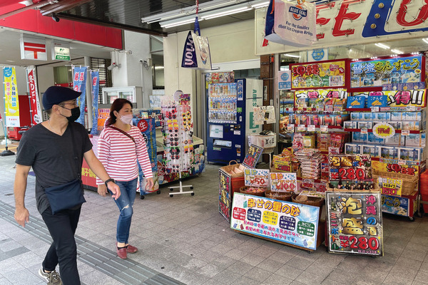 沖繩國際通手信街仍以日本旅客為主。(林宇翔攝)