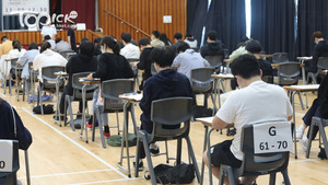 考評局出版《考生手冊》，提醒考生有關DSE安排及規則。（資料圖片）