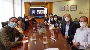 6名少數族裔得獎學生包括（左排第一起）祖文廸、吳嘉凝、羅麗娜、SYEDA SADAF IMRAN、郭麗儀及葉沙芭（螢幕顯示者）。（明專提供圖片）