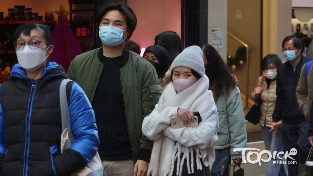 寒冷天氣下市民紛紛出動大衣、冷帽等禦寒衣物。（陳靜儀攝）
