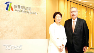 旅監局行政總裁方安妮（左）及主席馬豪輝（右）表示，期望透過打擊強迫購物，杜絕零負團費。（馮漢柱攝）