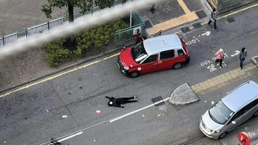 屯門單車女遭的士撞倒，倒臥馬路中央送院治理。（Facebook 馬路的事 (即時交通資訊台)）