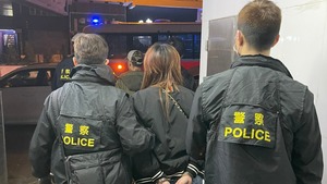 警截查可疑男檢獲100克海洛英，搜查住所檢市值約200萬元毒品拘2人。（警方提供）
