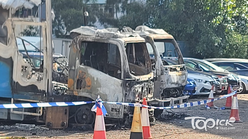 車場內其中一部貨車首先起火，繼而波及泊於隔鄰一輛貨車，兩部貨車嚴重焚毀。（曾秋文攝）