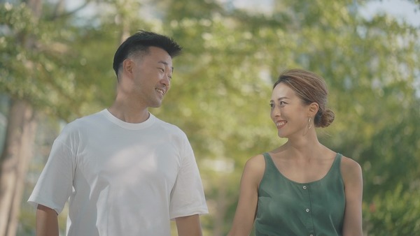 Simon、Natalie甜蜜互望!(影片截圖)