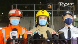 消防及警方見記者交代火警。(黃傑偉攝)