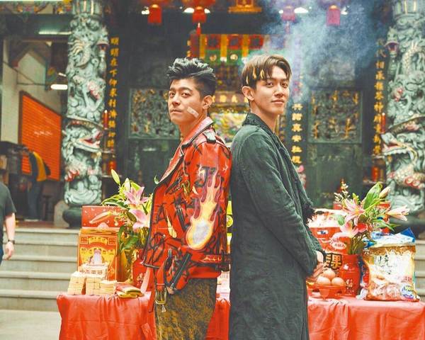 柯震東(右)與王柏傑合作主演《乩身》。(Netflix提供)