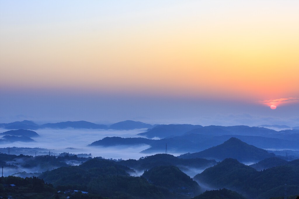 冬日登上彌高山的山頂，可觀賞到一望無際的雲海。（岡山縣提供）
